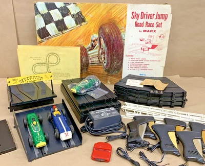Juego de coches ranurados vintage años 60 Marx Indy Style Sky Driver Jump Road Race No. 22753 Foto 1 de 4