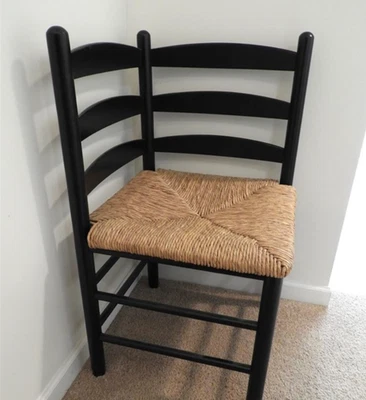 Silla esquinera de madera negra de colección asiento de mimbre para granja respaldo de escalera Cottagecore Foto 1 de 4