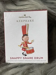 Hallmark 2021 Recuerdo Mini Adorno de Navidad Caja Tambor Soldado - Imagen 1 de 5
