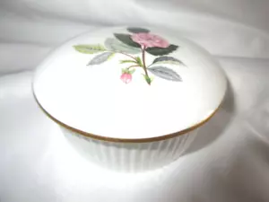 Scatola portagioie Wedgwood Bone China Hathaway Rose Round Bone China usata in ottime condizioni XVK - Foto 1 di 9
