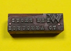 Bloque de estampillas vintage ESTAMOS ORGULLOSOS DE ANUNCIAR tipo impresión tipográfica adorno corte - Imagen 1 de 2