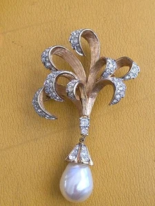 Vtg Jomaz Pearls Diamond Paste White Rhinestone Gold Tone Leaf Brooch Pin Signed - Picture 1 of 6