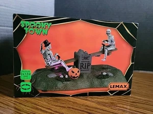 Lemax Spooky Town Grabstein Wippe Halloween Dorf batteriebetrieben beleuchtet - Bild 1 von 6