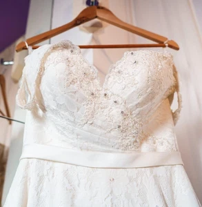 Elegant A-Line Off-Shoulder Wedding Dress with Corset Back & Push-Up Bust (S-M) - Picture 1 of 9