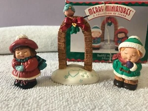 Christmas village accessories set of 3 archway & young children EX3447 - Picture 1 of 5