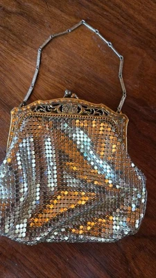 Cartera monedero de colección Whiting & Davis de malla dorada con bloqueo de beso Foto 1 de 4