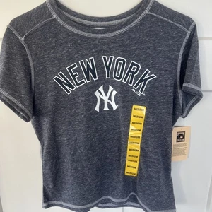 T-shirt nuova con etichette taglia M New York Yankees Majestic Cooperstown Collection grigio blu - Foto 1 di 6