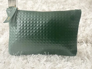 Grüne Kosmetiktasche mit goldfarbenem Reißverschluss - Bild 1 von 6