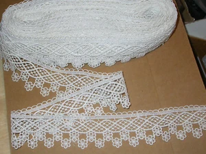 Encaje Venecia 2 1/4" (57,15 mm) blanco apagado marca Wright 5 yardas - Imagen 1 de 1
