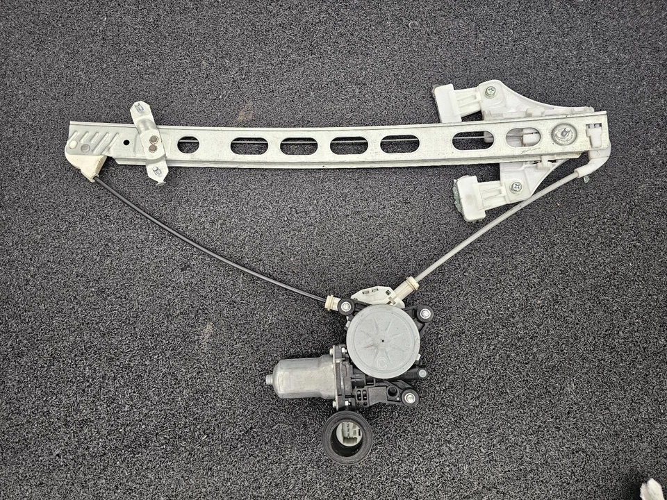 SUZUKI SWIFT RIGHT FRONT POWER WINDOW REGULATOR MOTOR 08/2010-03/2017 778415 - image 1 of 4