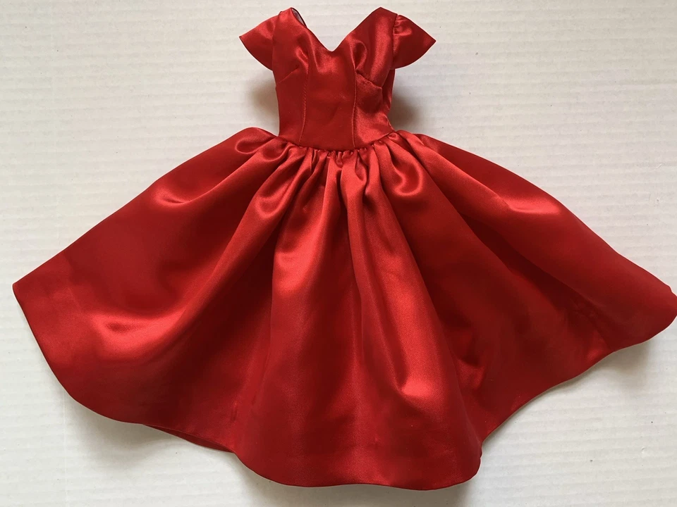 Vestido de satén rojo hecho por mamá para muñecas Madame Alexander Cissy o Miss Revlon de 20" Foto 1 de 4