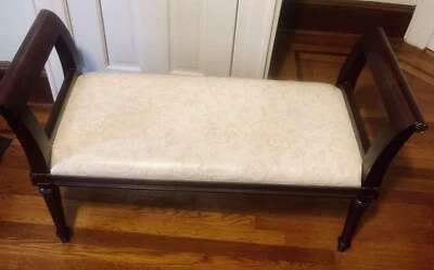 Sofá/banco tapizado de caoba Bombay con reposabrazos y detalles dorados Foto 1 de 4