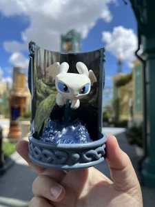 Universal Epic Universe Cómo entrenar a tu dragón Isla de Berk Drifter Light Fury - Imagen 1 de 3