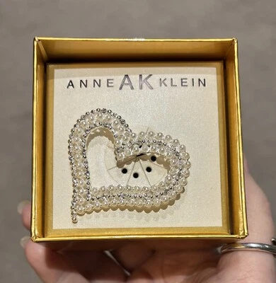 ANNE A KLEIN - ДИЗАЙНЕРСКАЯ БРОШЬ-КРИСТАЛЛЫ SWAROVSKI И СЕМЕНА ЖЕМЧУГА СЕРЕБРИСТОГО ТОНА-НОВЫЙ - Изображение 1 из 4