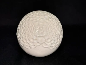 Dekorative Kugel mit weißem und Spitzenmuster - Bild 1 von 9