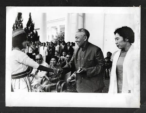 Foto de prensa original de China Liu Shaoqi visita Indonesia en 1963 chino Xinhua - Imagen 1 de 2
