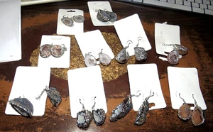 1 pair of  SPARKLY CRYSTAL GEODE EAR RINGS WITH SILVER PLATED BALE JAL - Picture 1 of 3