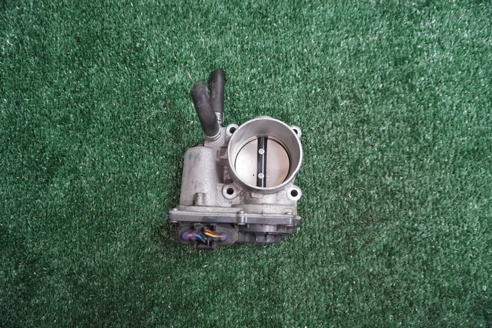 Toyota Prius V 2012 2013 2014 motor 1,8 L carrocería del acelerador fabricante de equipos originales 83 k millas 2203037060 Foto 1 de 4