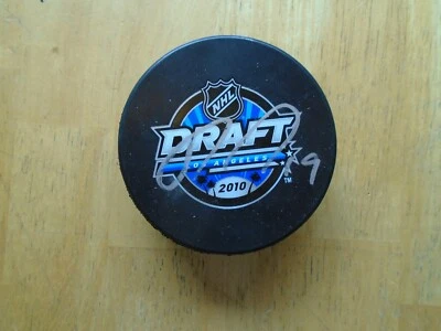 Disco del draft de la NHL 2010 autografiado por Ryan Johansen Foto 1 de 4