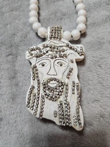 Collar de madera de Jesucristo blanco con piedras de plata - Imagen 1 de 2