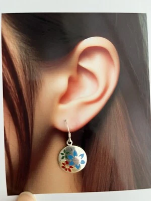 Brincos pendurados redondos pequenos de prata esterlina 925 com flores pintadas - Imagem 1 de 2