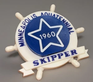 Minneapolis Aquatennial Skipper 60er Jahre Boot Radform Pinback blau weiß - Bild 1 von 7
