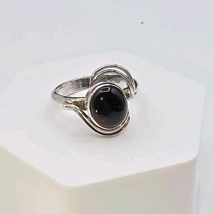 Vintage Sterlingsilber schwarzer Onyx Cabochon Ring Größe 8 – Modernist Swirl Wrap  - Bild 1 von 8