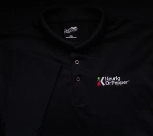 Camisa polo uniforme de empleado Dr Pepper Keurig, para hombre 4XL - Imagen 1 de 2