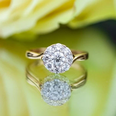 Anillo de compromiso con racimo de diamantes cultivados en laboratorio VS1 corte redondo de 1,50 quilates de oro amarillo de 14 k Foto 1 de 4