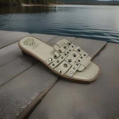 Sandalia Vince Camuto para mujer 7 Neverna con tachuelas plana blanca cremosa Foto 1 de 4