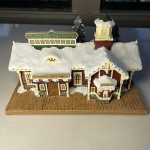 2001 Thomas Kinkade Hawthorne Village Village VILLAGE CHRISTMAS STATION C5677 - Bild 1 von 5