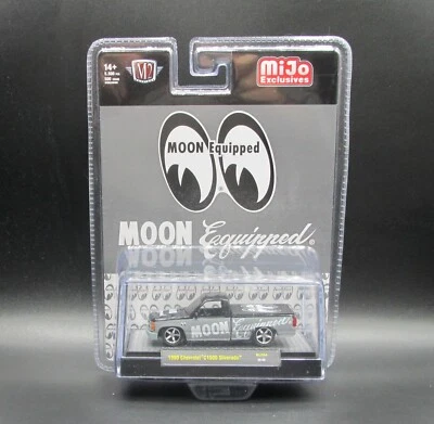 M2 Machines 1990 Chevrolet C1500 Silverado, Moon Equipped, Cinza Preto, Mooneyes - Imagem 1 de 2