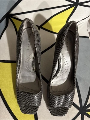 Tacón para mujer Tahari gris peep toe talla 8 Foto 1 de 4