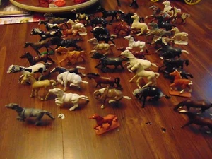 LOT OF 48 VINTAGE PLASTIC HORSES - Picture 1 of 7
