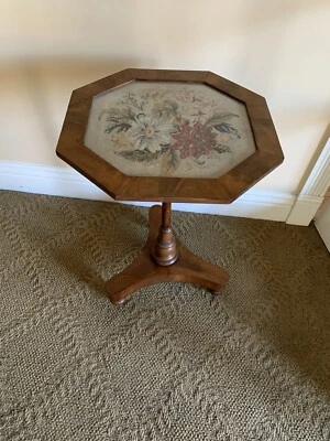 Antigua mesa auxiliar victoriana de madera de caoba a punta de aguja Foto 1 de 4