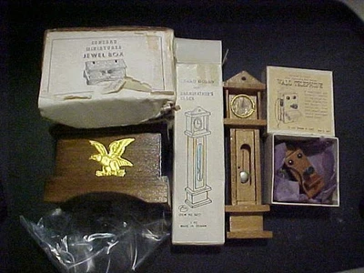 3 DIFERENTES MINIATURAS PARA CASA DE MUÑECAS - RELOJ ABUELO, TELÉFONO DE PARED Y CAJA JOYA Foto 1 de 4