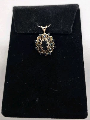 Colgante con racimo de zafiro de oro amarillo de 14kt (sin collar) Foto 1 de 4