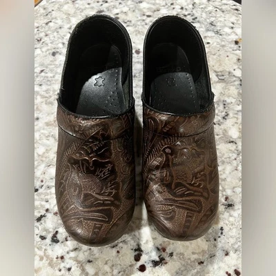 Zuecos para mujer Dansko de cuero marrón tooled talla EU 39 US 8,5 Foto 1 de 4