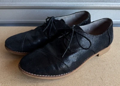 Toms Shoes Womens 10 Lace Up Wingtip Oxford Sneakers Black Faux Leather - Image 1 of 4