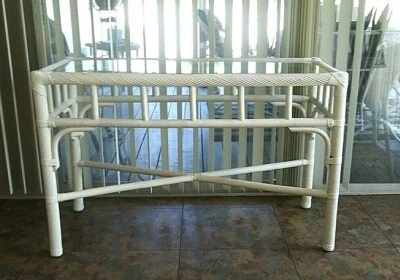 Sofá consola grande de ratán Pier One Imports mesa de pasillo entrada tapa de vidrio blanco Foto 1 de 4