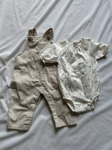 Conjunto de mameluco mono mezcla lino bebé Zara 6-9 meses, cerezas nuevo con etiquetas - Imagen 1 de 3
