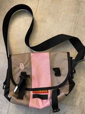 Bolso Mensajero Pequeño Timbuk2 Marrón con Rayas Rosas - Resistente a la Intemperie Foto 1 de 3