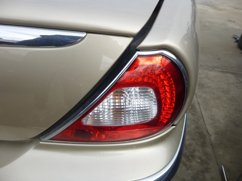 2004 2005 2006 2007 2008 2009 JAGUAR XJ8 VANDEN PLAS RIGHT PASSENGER TAIL LIGHT - Image 1 of 1