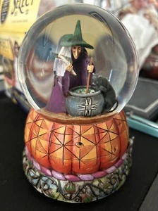 Jim Shore Halloween Musical Globo di Neve "Brewing Up Trouble" Pipistrelli Zucca Strega - Foto 1 di 5