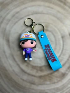 🍀 Stranger Things Dustin Henderson Portachiavi 3D Cool - Foto 1 di 2