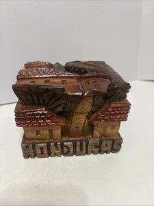 Vintage handgeschnitzte Holzkunst Honduras Häuser im Dorf Schmuckschatulle 5”w 4” Hi - Bild 1 von 8