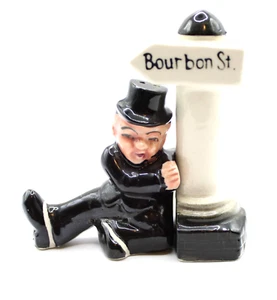 Betrunkener Mann hängt an Bourbon St Post Salz und Pfefferstreuer Vintage Barware - Bild 1 von 6