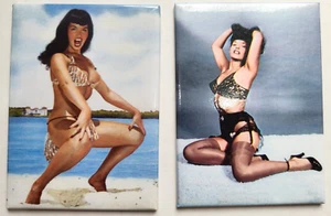 2005 Bettie Page lizenzierter Kühlschrankmagnet 2-teiliges Set Kühlschrank Pin-Up Bad Girl - Bild 1 von 1