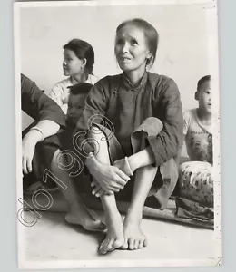 REFUGIADO CHINO Familia en Hong Kong Pobreza COMUNISMO Asia 1962 Foto de Prensa - Imagen 1 de 2