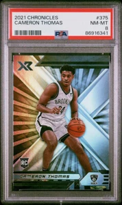 DOS CRÓNICAS PANINI 2021-22 CAMERON THOMAS RC XR PSA 8 ESENCIALES PSA 9 - Imagen 1 de 4